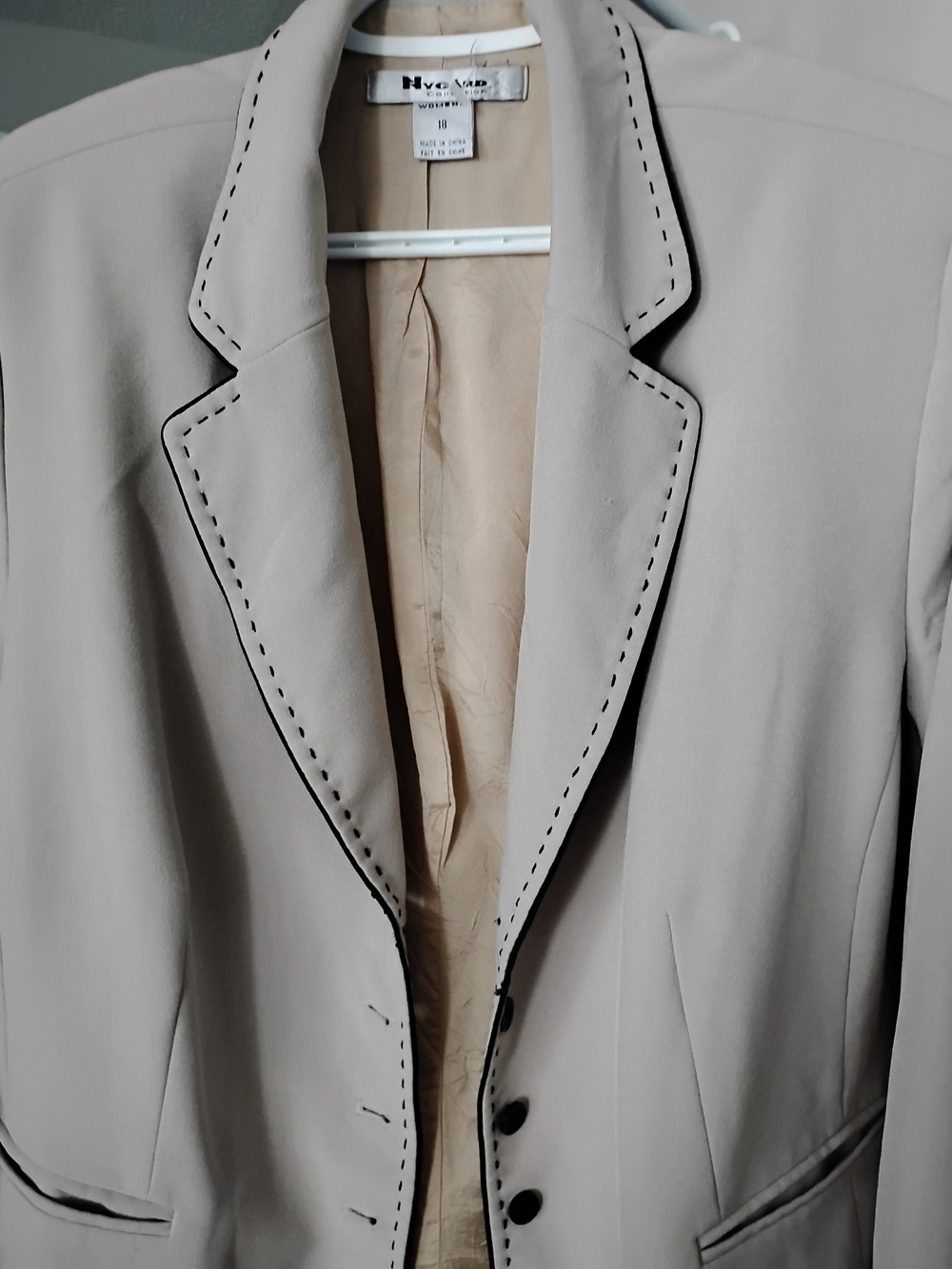 New York & Co Women’s Beige/Black Button Front Long Sleeve Edge Stitching Blazer
